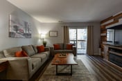 3 Bedroom Condo 🛍️Easy access to THE STRIP and SDC! 🎢 (VIN2912-3)