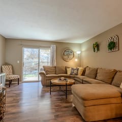 3BR Walk-In ~ Near the 76 Strip! ~ Pool ~ FREE TICKETS INCLUDED! (V2961-2)