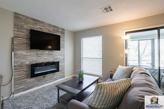 1BR WALK-IN~Pet Friendly ~ Resort Amenities ~ Fishing ~ FREE TICKETS INCLUDED! (PR40-9) - Image 1