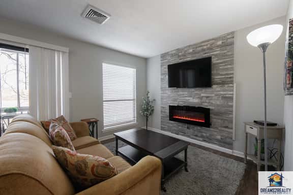1BR WALK-IN~Pet Friendly ~ Resort Amenities ~ Fishing ~ FREE TICKETS INCLUDED! (PR40-10) - Image 1