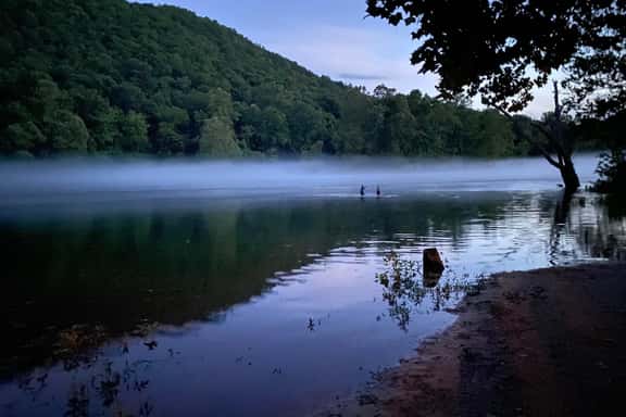 3BR Condo ~ Lake View! ~ Trout Fishing ~ Resort Amenities ~ FREE TICKETS INCLUDED! (PR69-9) - Image 1