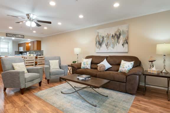 Walk-In ~ Recliners ~ Central Location ~ 2 Pools ~ FREE TICKETS INCLUDED! (FHF-11) - Image 1