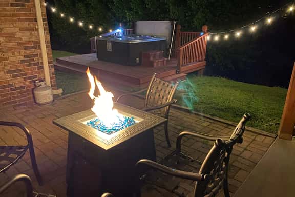 4BR WALK-IN ~ Game Room! ~ Hot tub ~ FREE TICKETS INCLUDED! (DV-164R) - Image 1