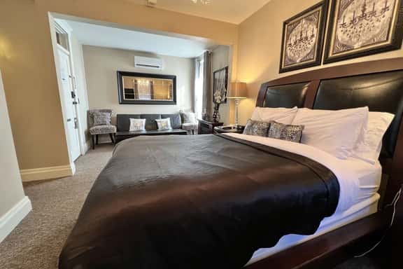 Historic Branson Hotel ~ Downtown ~ Haven Suite - Image 1