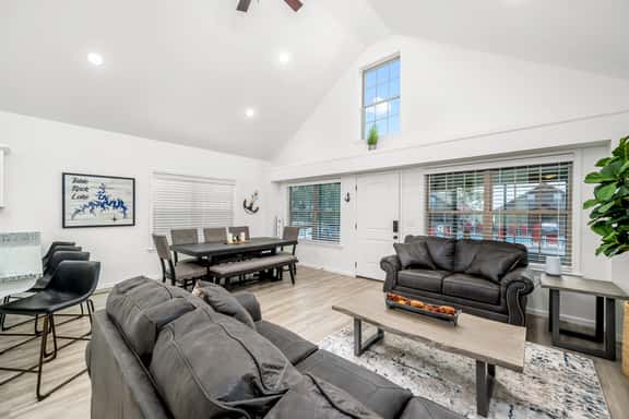 4BD LODGE at Table Rock Lake - Near Marina ~ Pool ~ FREE TICKETS INCLUDED! (THE BBH) - Image 1
