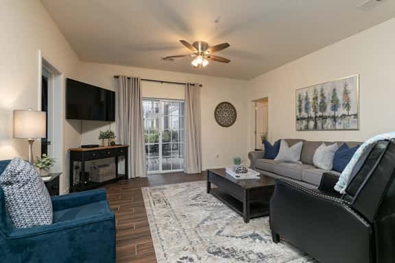 3BR ~ Elevator ~ Near 76 Strip ~ FREE TICKETS INCLUDED! (RL4-2) - Image 1