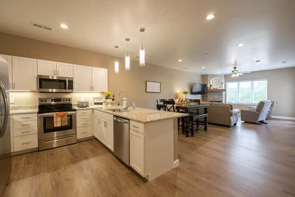 3BR/3BA Walk-in ~ Close to 76 Strip ~ Resort Amenities ~ FREE TICKETS INCLUDED! (FH-G203) - Image 1