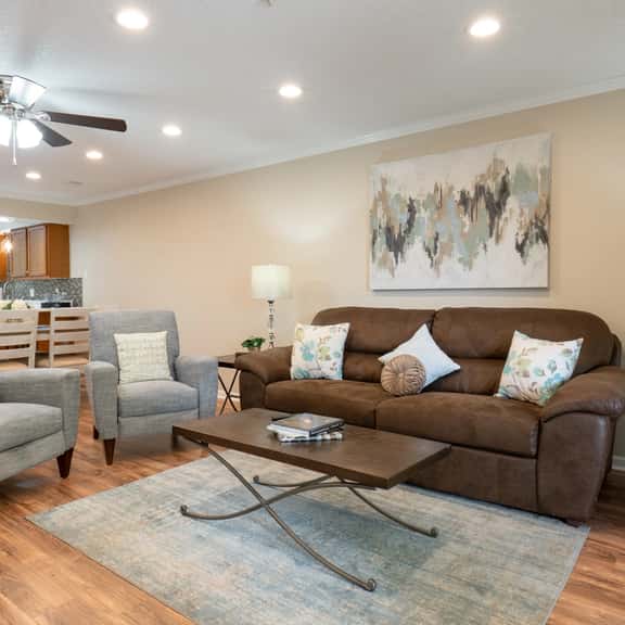 Walk-In ~ Recliners ~ Central Location ~ 2 Pools ~ FREE TICKETS INCLUDED! (FHF-11) - Image 1