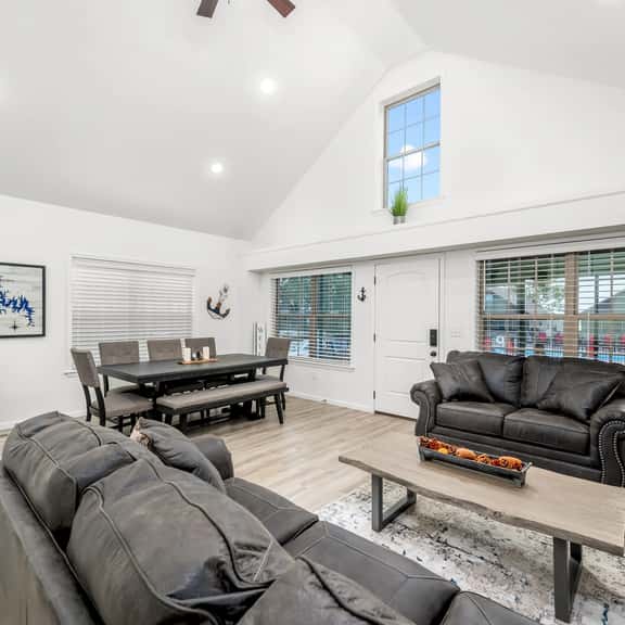 4BD LODGE at Table Rock Lake - Near Marina ~ Pool ~ FREE TICKETS INCLUDED! (THE BBH) - Image 1