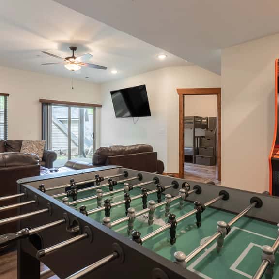3BR WALK-IN ~ Near SDC ~ Game Room ~ 2 Pools ~ FREE TICKETS INCLUDED! (RR93A) - Image 1