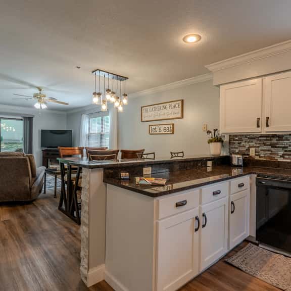 Pet Friendly ~ Resort Amenities ~ Near the 76 Strip ~ FREE TICKETS INCLUDED! (PR50-4) - Image 1