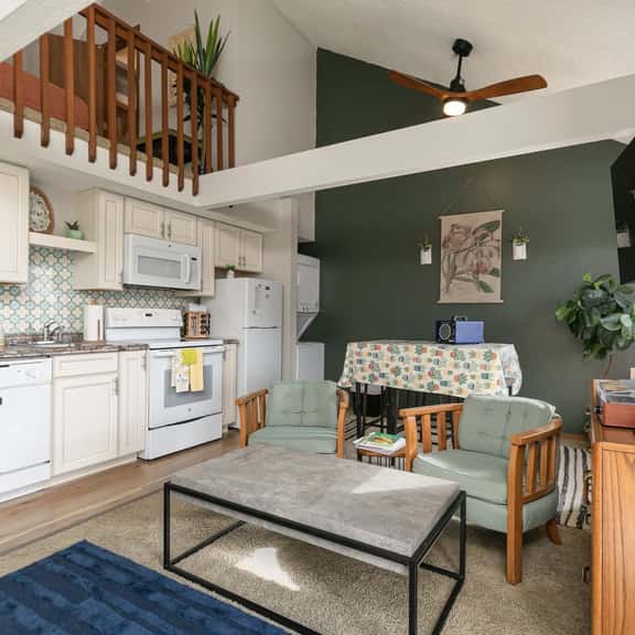 2BR Cozy Condo ~ Centrally Located ~ FREE TICKETS INCLUDED! (FC1-6) - Image 1