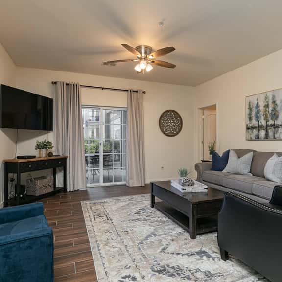 3BR ~ Elevator ~ Near 76 Strip ~ FREE TICKETS INCLUDED! (RL4-2) - Image 1