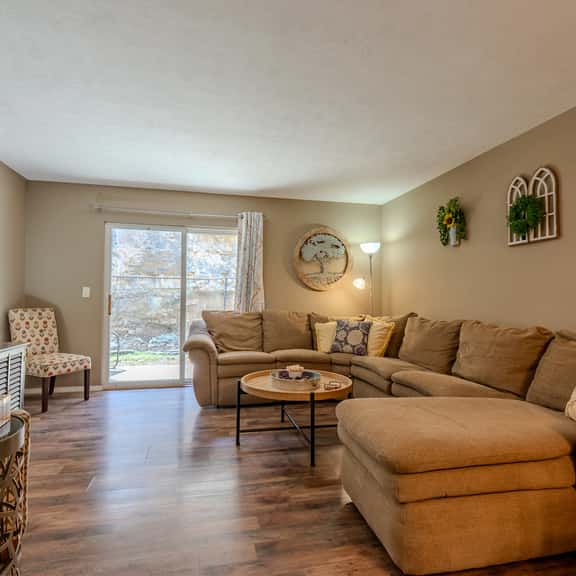 3BR Walk-In ~ Near the 76 Strip! ~ Pool ~ FREE TICKETS INCLUDED! (V2961-2) - Image 1