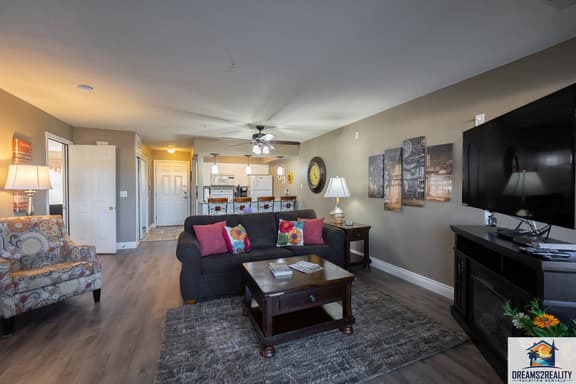 2 Bedroom WALK-IN ~ Golf Course view! ~ Near THE STRIP! (CL-C6)