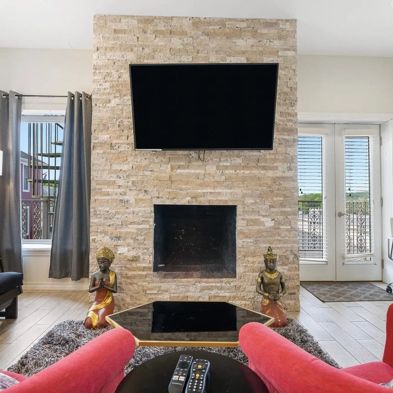 Contemporary Dual-Unit Stay ~ Walk to Historic Downtown & Landing ~ Free Tickets Included! (LOFT)