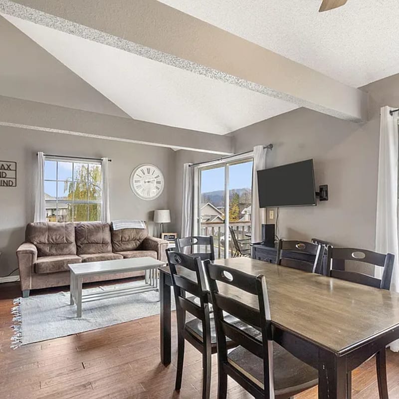 2BR Cozy Condo ~ Centrally Located ~ FREE TICKETS INCLUDED! (FC1-5)